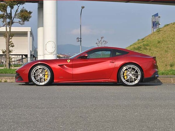 FERRARI F12 berlinetta | アクティブ！